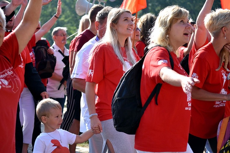 Prezentacja grup i Msza św. pod przewodnictwem bp. Ignacego Deca.