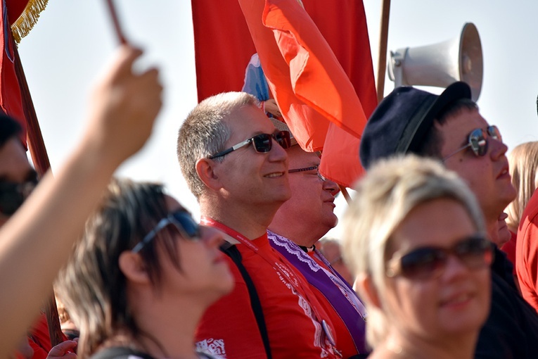 Prezentacja grup i Msza św. pod przewodnictwem bp. Ignacego Deca.
