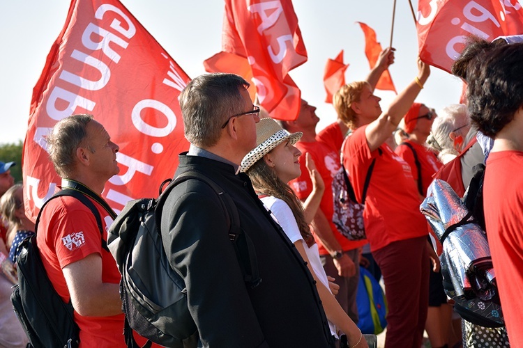 Prezentacja grup i Msza św. pod przewodnictwem bp. Ignacego Deca.