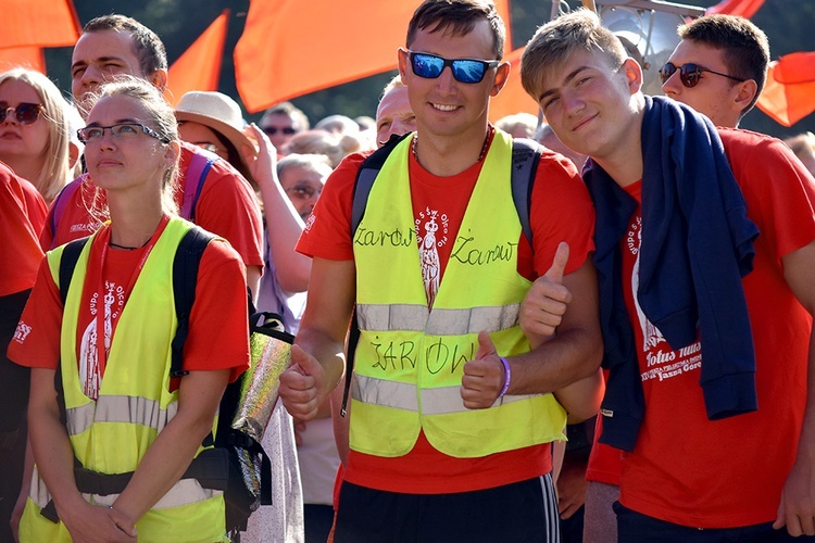 Prezentacja grup i Msza św. pod przewodnictwem bp. Ignacego Deca.