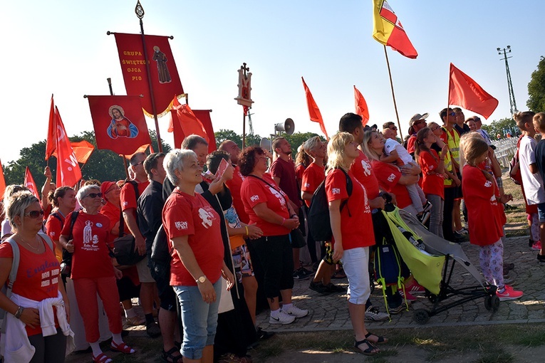 Prezentacja grup i Msza św. pod przewodnictwem bp. Ignacego Deca.