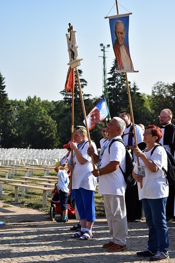 Prezentacja grup i Msza św. pod przewodnictwem bp. Ignacego Deca.
