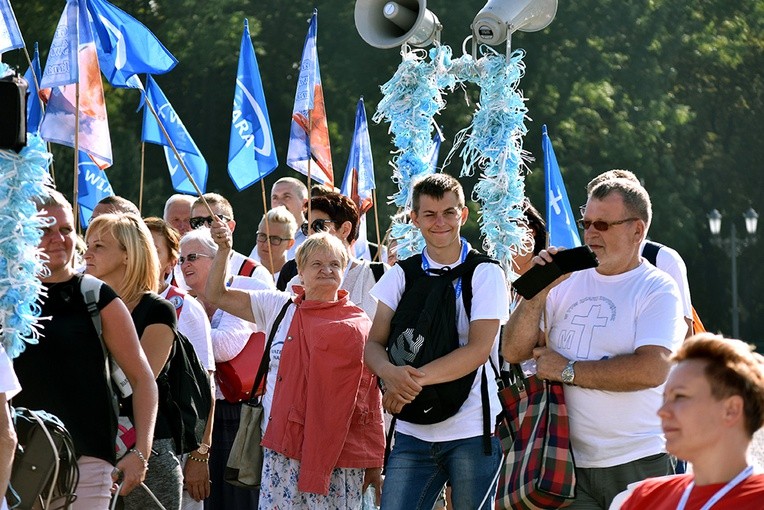 Prezentacja grup i Msza św. pod przewodnictwem bp. Ignacego Deca.