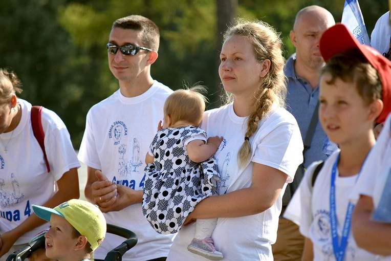 Prezentacja grup i Msza św. pod przewodnictwem bp. Ignacego Deca.