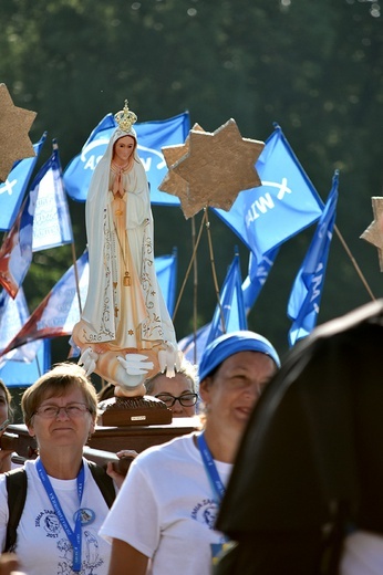 Prezentacja grup i Msza św. pod przewodnictwem bp. Ignacego Deca.