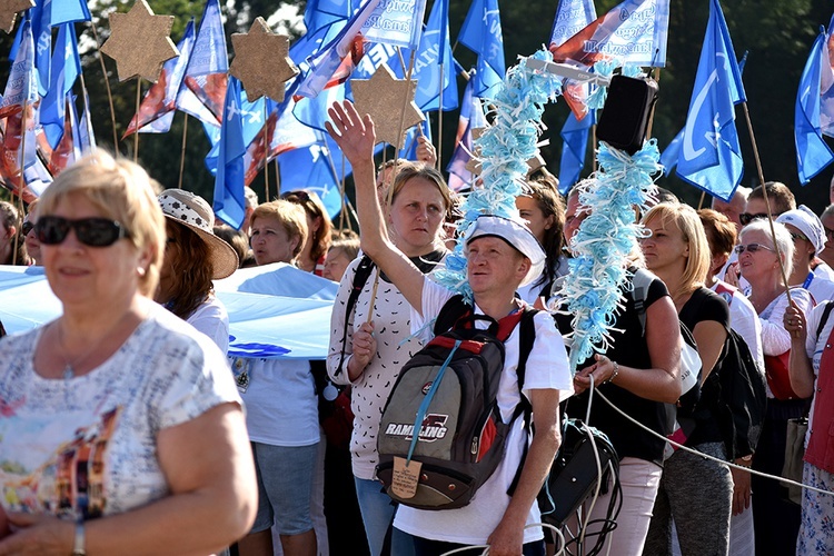 Prezentacja grup i Msza św. pod przewodnictwem bp. Ignacego Deca.