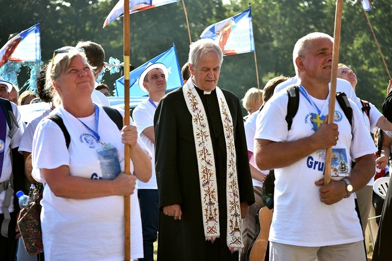 Prezentacja grup i Msza św. pod przewodnictwem bp. Ignacego Deca.