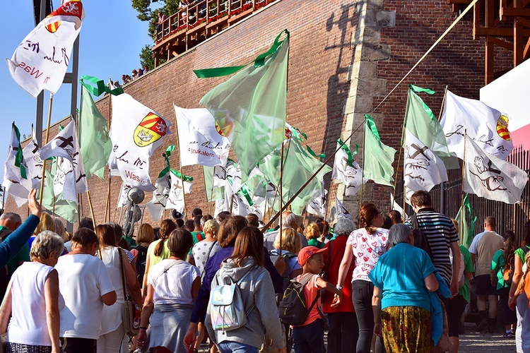 Prezentacja grup i Msza św. pod przewodnictwem bp. Ignacego Deca.