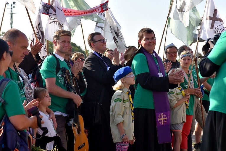 Prezentacja grup i Msza św. pod przewodnictwem bp. Ignacego Deca.