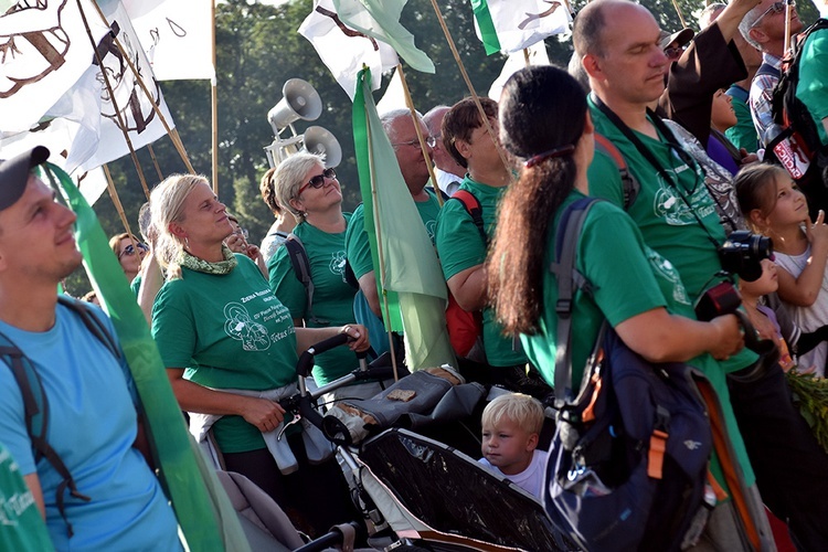 Prezentacja grup i Msza św. pod przewodnictwem bp. Ignacego Deca.