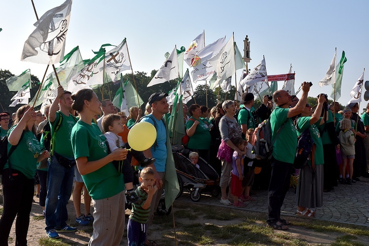 Prezentacja grup i Msza św. pod przewodnictwem bp. Ignacego Deca.