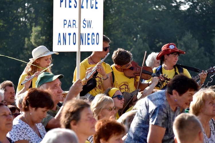 Prezentacja grup i Msza św. pod przewodnictwem bp. Ignacego Deca.
