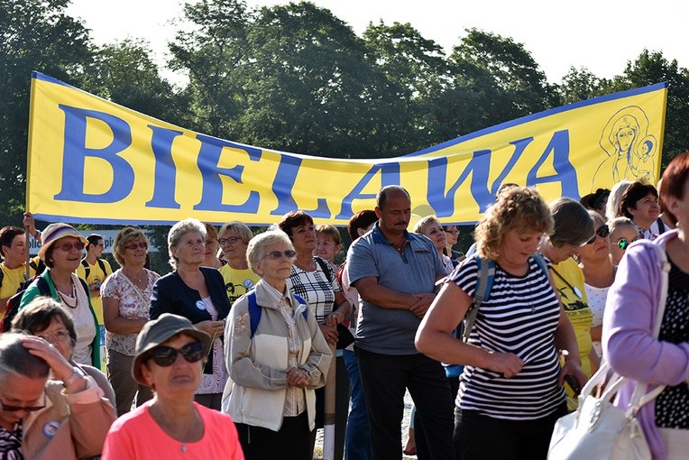 Prezentacja grup i Msza św. pod przewodnictwem bp. Ignacego Deca.