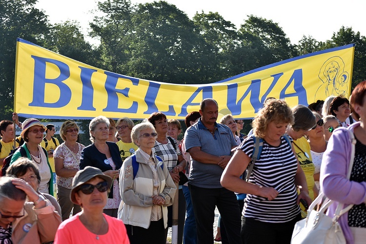 Prezentacja grup i Msza św. pod przewodnictwem bp. Ignacego Deca.