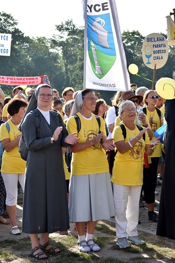 Prezentacja grup i Msza św. pod przewodnictwem bp. Ignacego Deca.