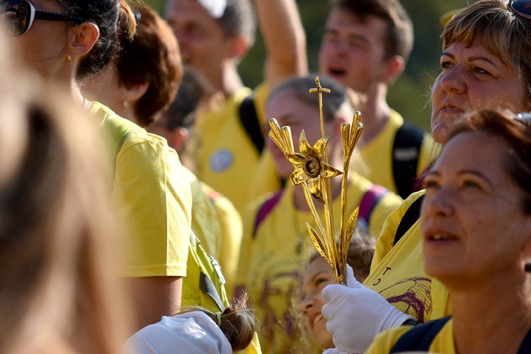Prezentacja grup i Msza św. pod przewodnictwem bp. Ignacego Deca.
