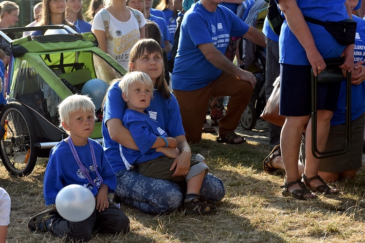 Prezentacja grup i Msza św. pod przewodnictwem bp. Ignacego Deca.