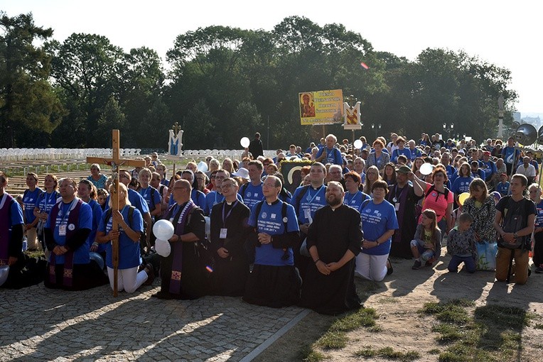 Prezentacja grup i Msza św. pod przewodnictwem bp. Ignacego Deca.