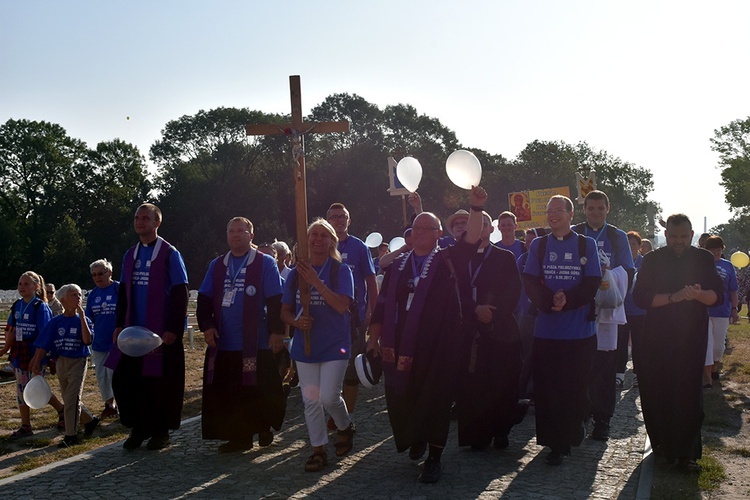 Prezentacja grup i Msza św. pod przewodnictwem bp. Ignacego Deca.