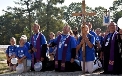 Prezentacja grup i Msza św. pod przewodnictwem bp. Ignacego Deca.