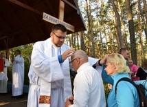 Noeprezbiter ks. Rafał Woronowski udziela błogosławieństwa przez nałożenie rąk