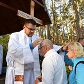 Noeprezbiter ks. Rafał Woronowski udziela błogosławieństwa przez nałożenie rąk