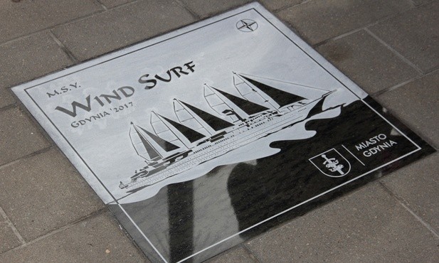 Nowa tablica poświęcona "Wind Surf" w gdyńskiej Alei Statków Pasażerskich  