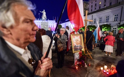 - Chcemy spokojnie uczcić pamięć o naszych bliskich - mówiły przed lipcową miesięcznicą rodziny ofiar katastrofy w Smoleńsku. Od kilku miesięcy comiesięcznym obchodom towarzyszą akty agresji i kontrmanifestacje
