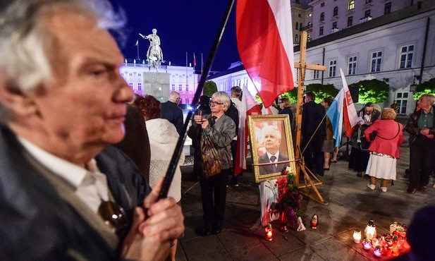 - Chcemy spokojnie uczcić pamięć o naszych bliskich - mówiły przed lipcową miesięcznicą rodziny ofiar katastrofy w Smoleńsku. Od kilku miesięcy comiesięcznym obchodom towarzyszą akty agresji i kontrmanifestacje