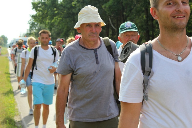 Starsi pielgrzymi w drodze na Jasną Górę