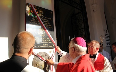 Bp Andrzej F. Dziuba i ks. Jerzy Swędrowski odsłaniają pamiątkową tablicę