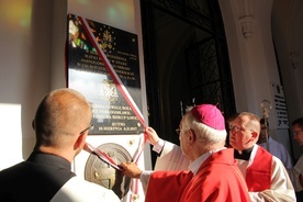 Bp Andrzej F. Dziuba i ks. Jerzy Swędrowski odsłaniają pamiątkową tablicę