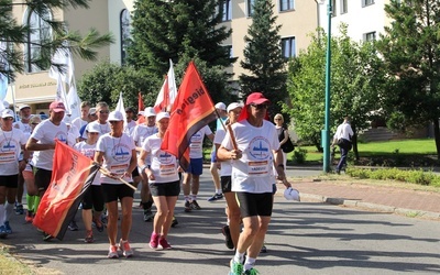 Pielgrzymi bieg rozpoczął sie przed gmachem Wyższego Seminarium Duchownego w Radomiu