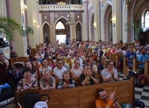 Mszą św. w kościele w Milejowie pielgrzymi rozpoczęli kolejny dzień marszu. 