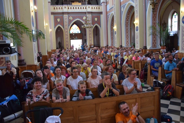 Mszą św. w kościele w Milejowie pielgrzymi rozpoczęli kolejny dzień marszu. 