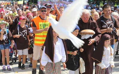 Białe gołębie towarzyszyły powitaniu pielgrzymów z Andrychowa