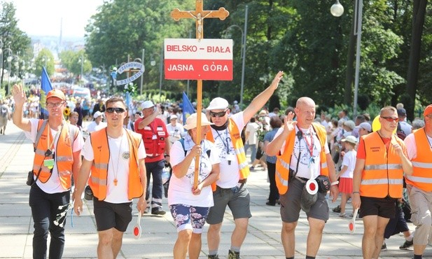Za głównym emblematem podążały kolejne grupy pątników z diecezji bielsko-żywieckiej