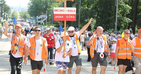 Za głównym emblematem podążały kolejne grupy pątników z diecezji bielsko-żywieckiej