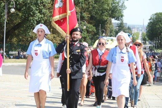 Powitanie 26. Pielgrzymki Diecezji Bielsko-Żywieckiej - grupy hałcnowskie - na Jasnej Górze - 2017