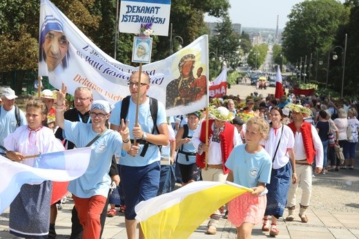 Powitanie 26. Pielgrzymki Diecezji Bielsko-Żywieckiej - grupy hałcnowskie - na Jasnej Górze - 2017