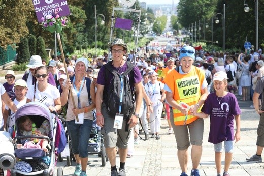 Powitanie 26. Pielgrzymki Diecezji Bielsko-Żywieckiej - grupy hałcnowskie - na Jasnej Górze - 2017