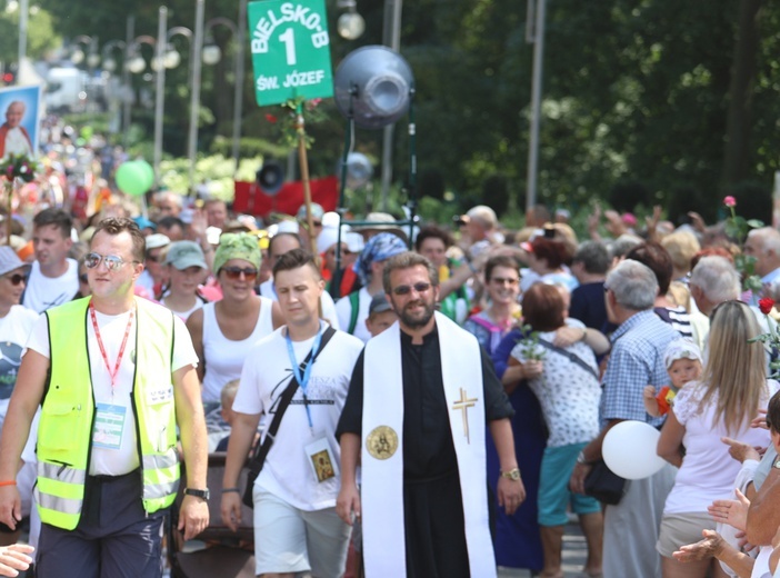 Powitanie 26. Pielgrzymki Diecezji Bielsko-Żywieckiej - grupy hałcnowskie - na Jasnej Górze - 2017