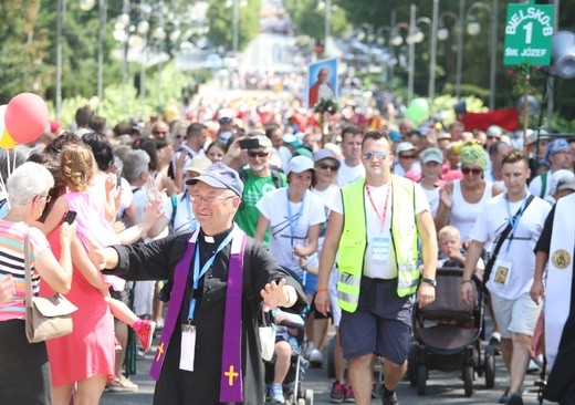 Powitanie 26. Pielgrzymki Diecezji Bielsko-Żywieckiej - grupy hałcnowskie - na Jasnej Górze - 2017