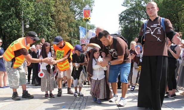 Mali pątnicy andrychowscy wypuścili trzy białe gołębie, wchodząc na wały jasnogórskie