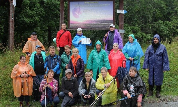 Uczestnicy 5. Ewangelizacji w Beskidach zmierzający na Rysiankę ze Złatnej Huty