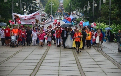 Wejście pielgrzymów na Jasną Górę