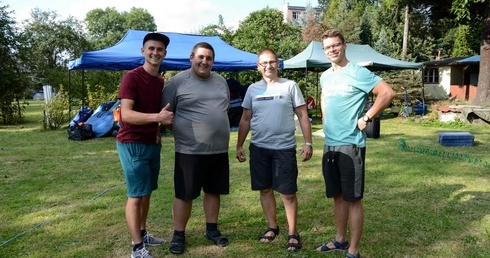 Ciepła woda w 12 polowych prysznicach