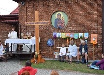 Poranna Eucharystia sprawowana była przed kościołem w Zawadzie