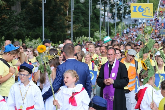 Pielgrzymka diecezji radomskiej - kolumny radomskie