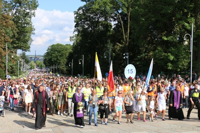 Pielgrzymka diecezji radomskiej - kolumny radomskie